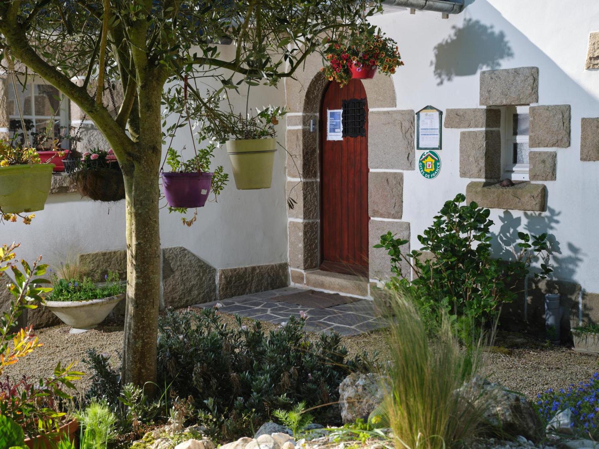 Les Roses Bed & Breakfast Santec Exterior photo